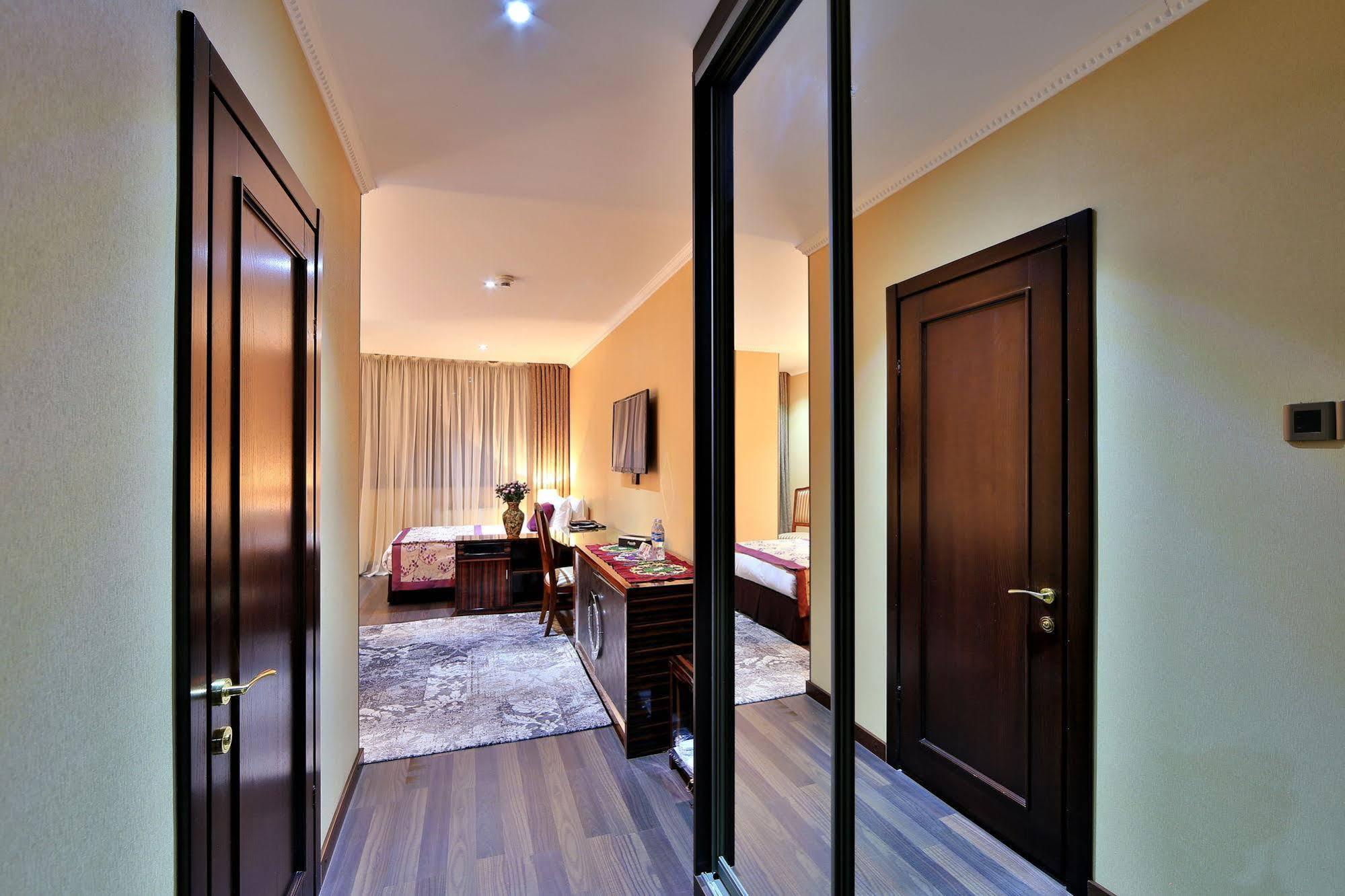 Damas International Hotel Bishkek Exterior foto