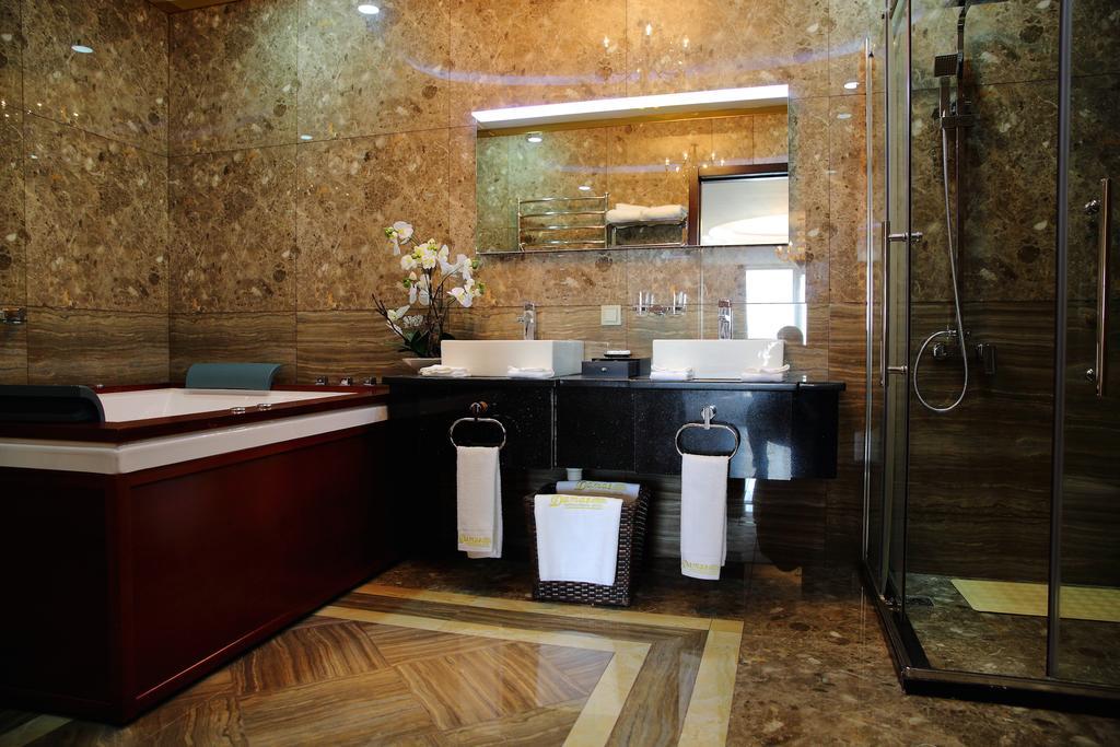 Damas International Hotel Bishkek Habitación foto