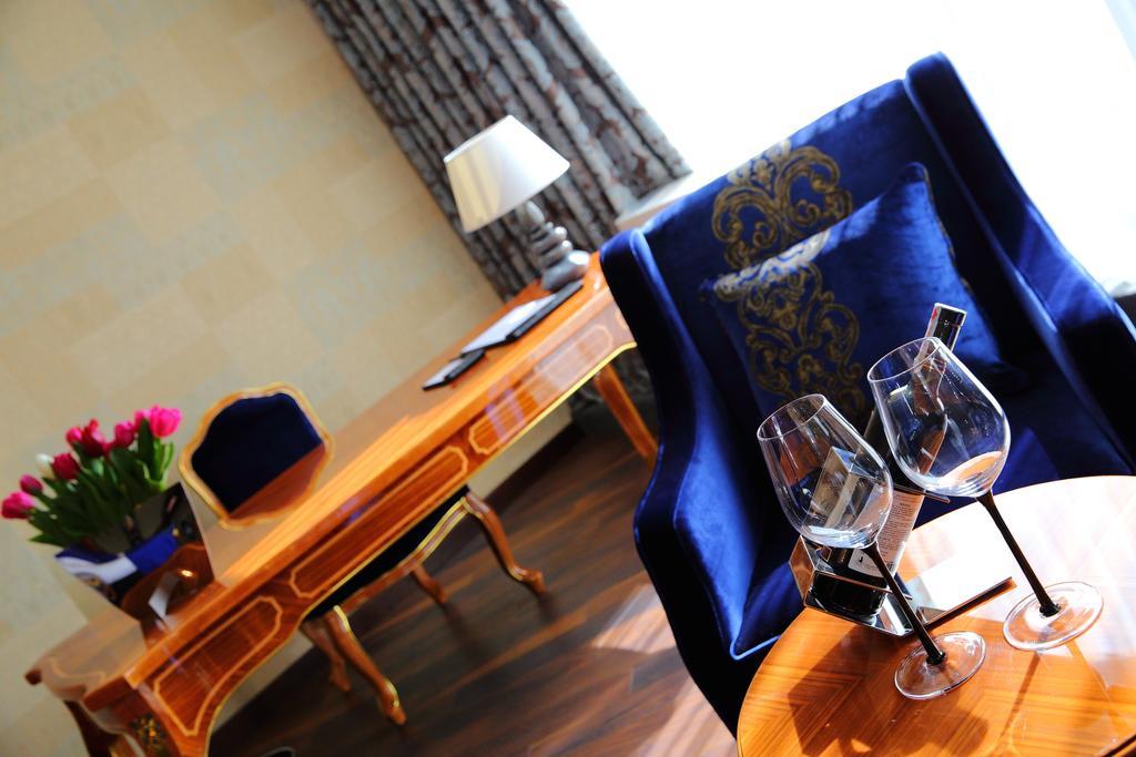 Damas International Hotel Bishkek Habitación foto