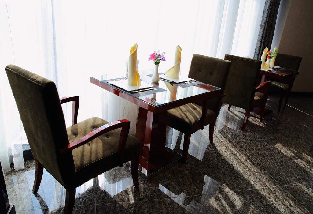 Damas International Hotel Bishkek Exterior foto