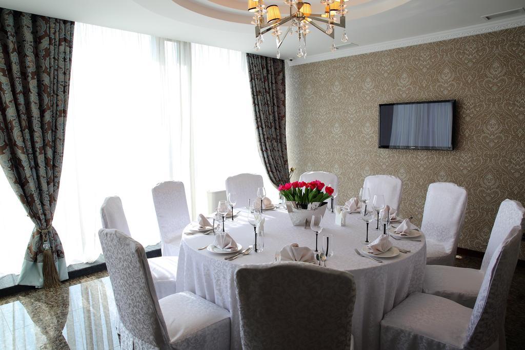 Damas International Hotel Bishkek Exterior foto