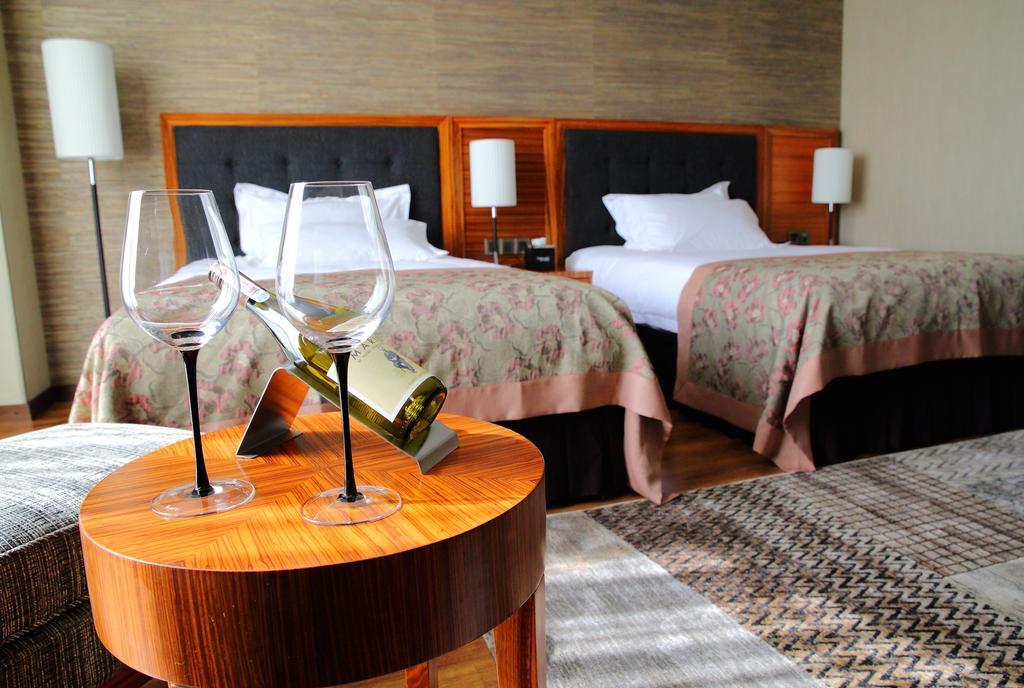 Damas International Hotel Bishkek Habitación foto