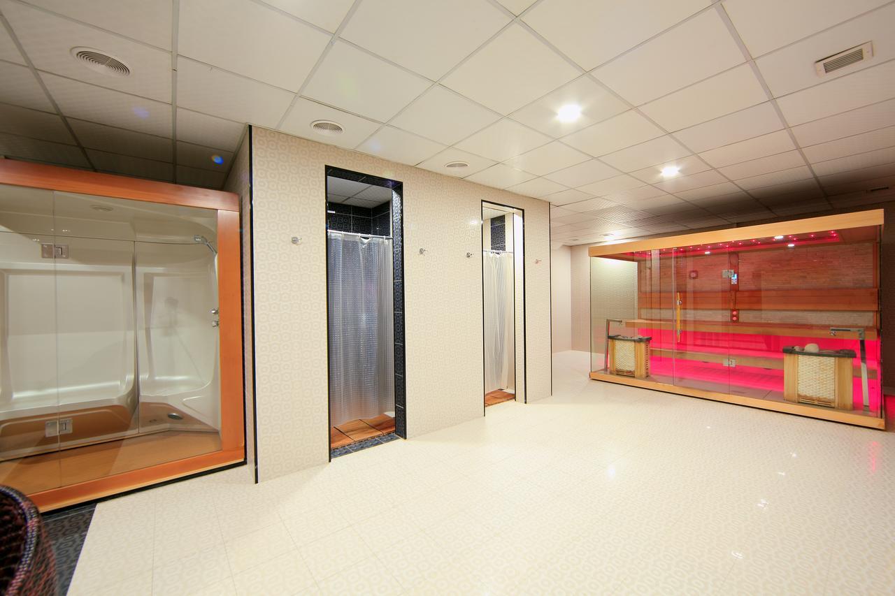 Damas International Hotel Bishkek Exterior foto