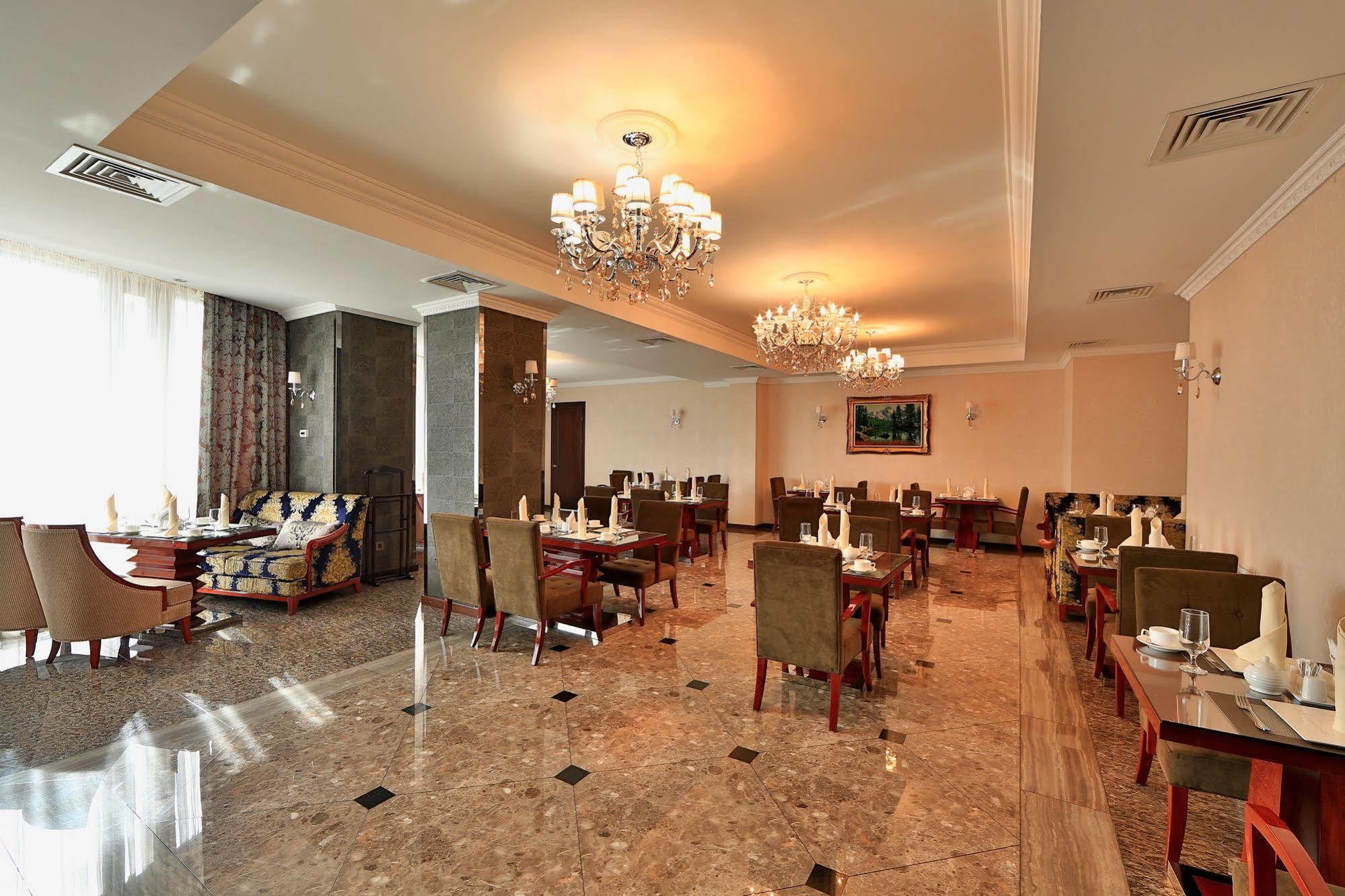 Damas International Hotel Bishkek Exterior foto