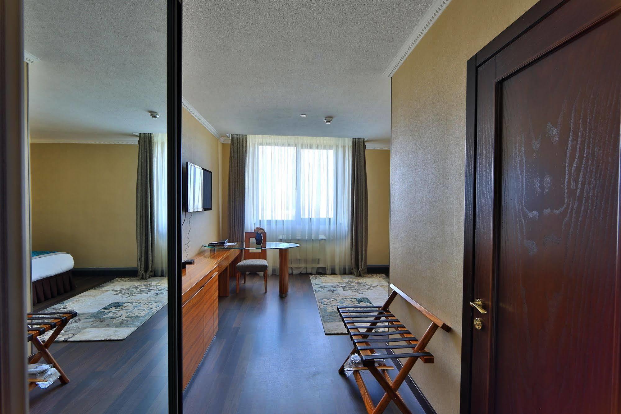 Damas International Hotel Bishkek Exterior foto