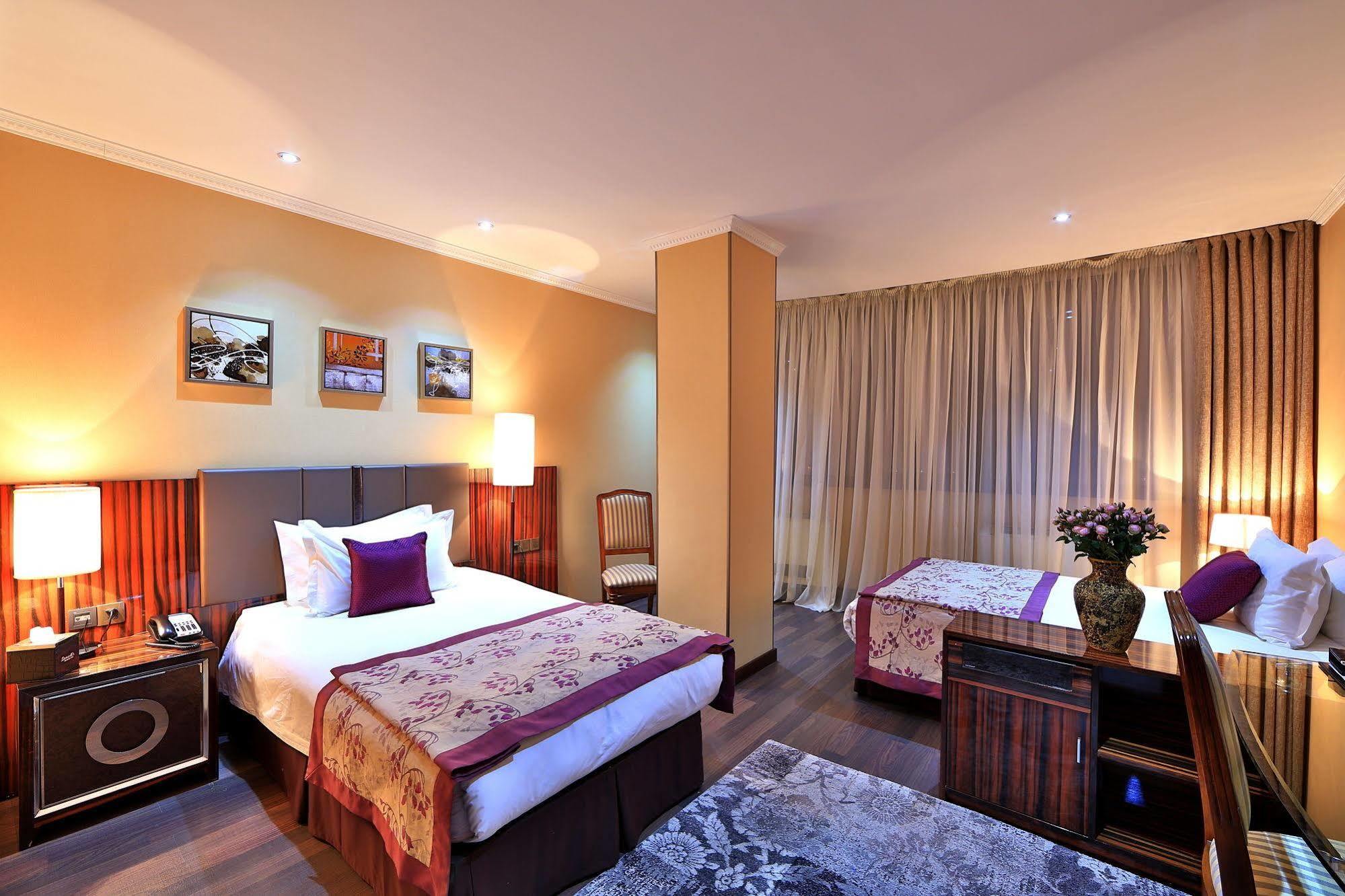 Damas International Hotel Bishkek Exterior foto