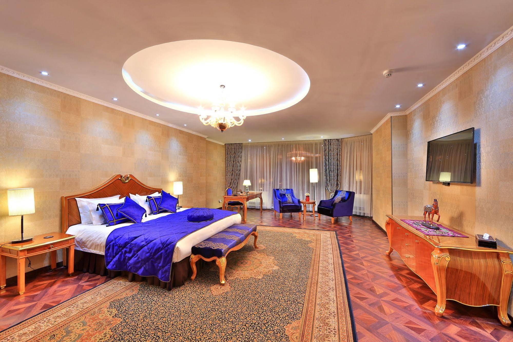 Damas International Hotel Bishkek Exterior foto
