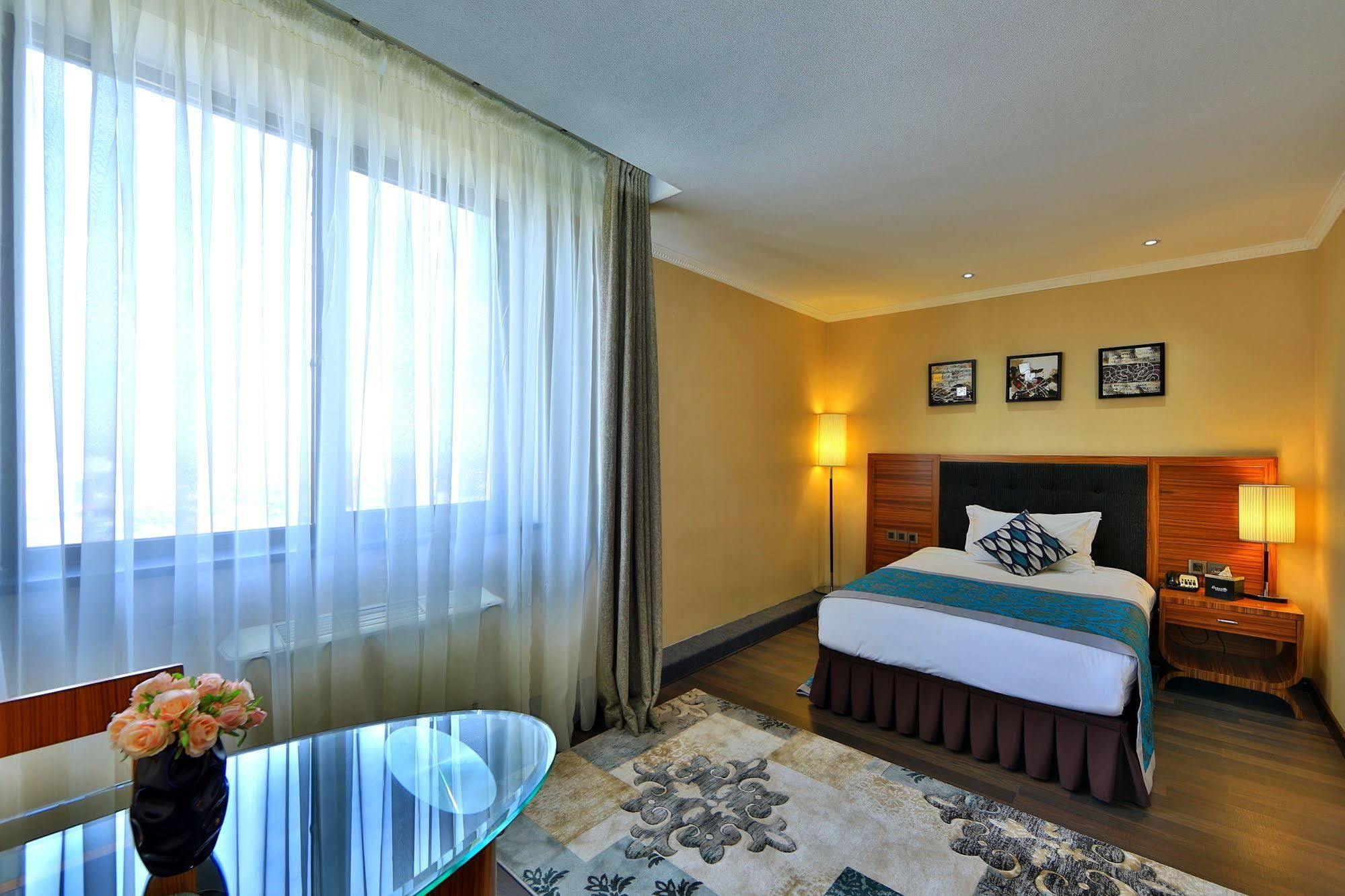Damas International Hotel Bishkek Exterior foto