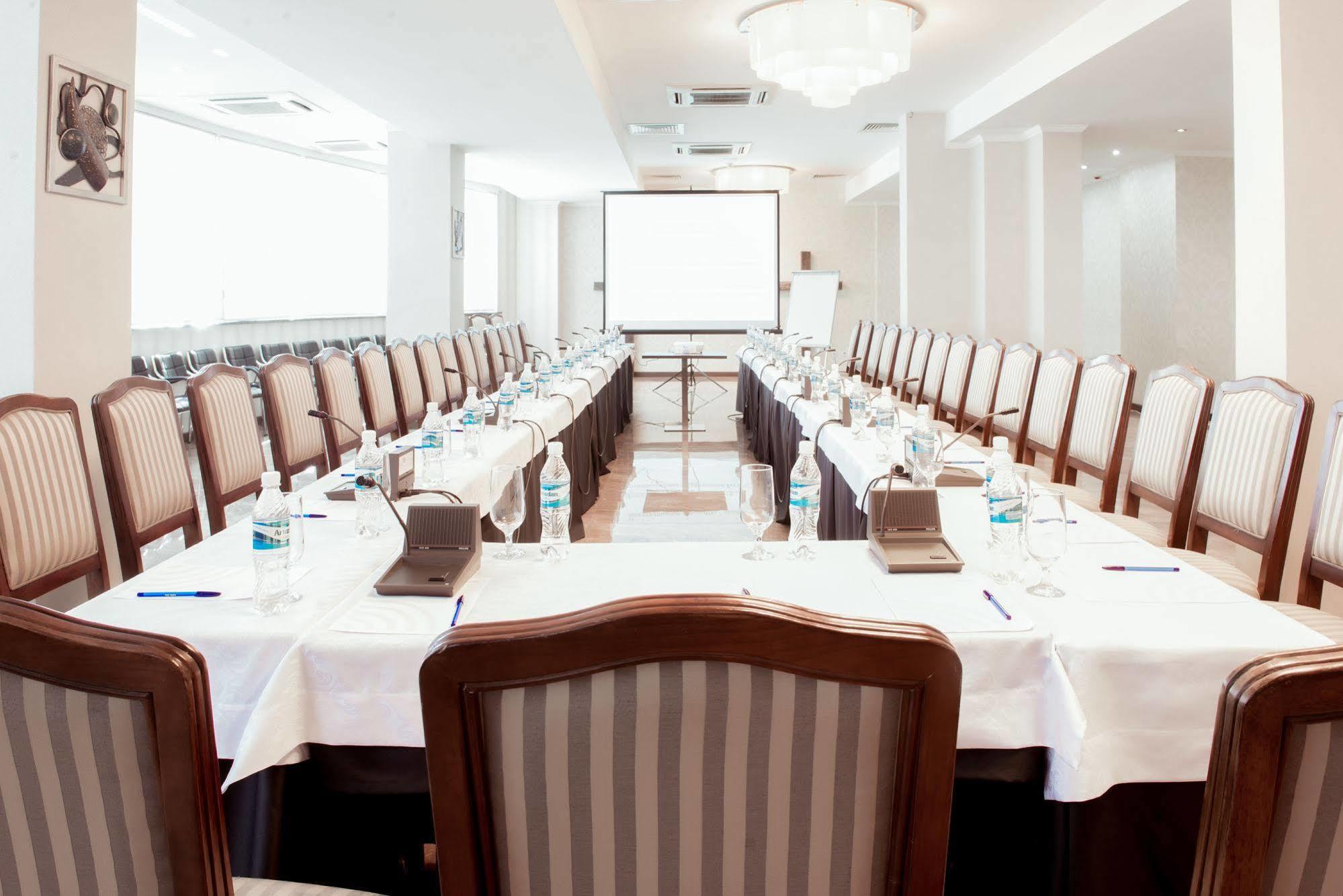 Damas International Hotel Bishkek Exterior foto