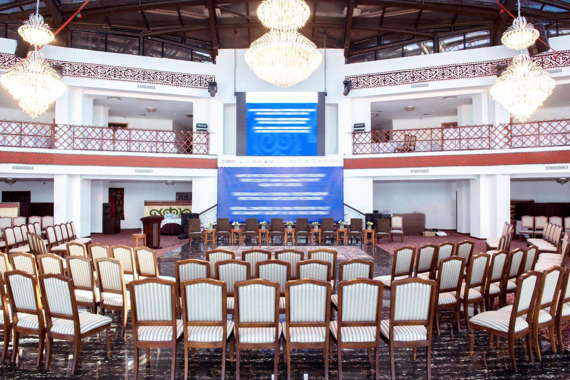 Damas International Hotel Bishkek Exterior foto