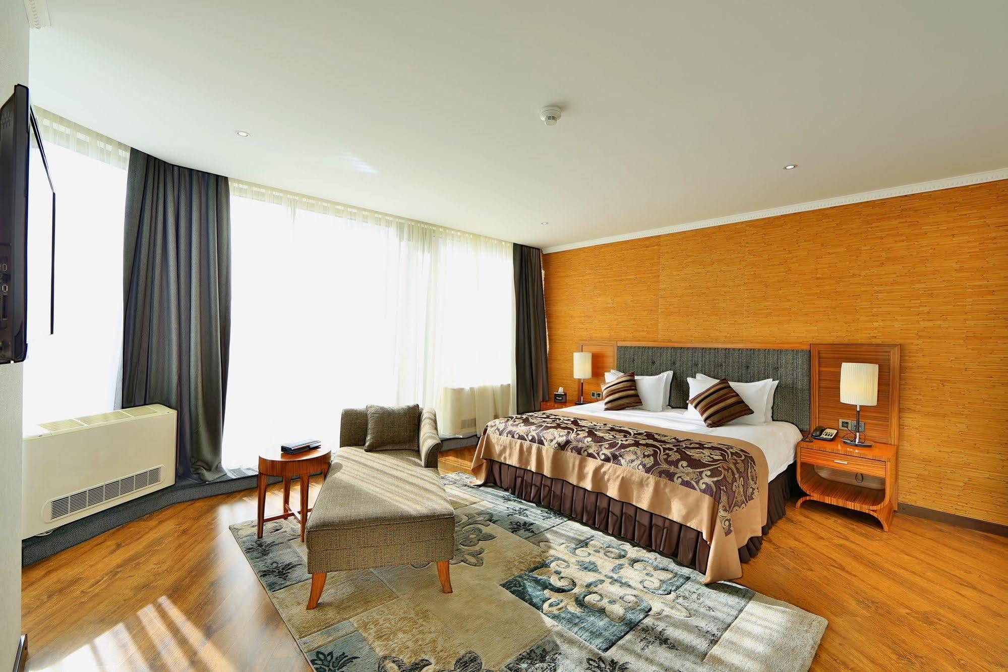 Damas International Hotel Bishkek Exterior foto