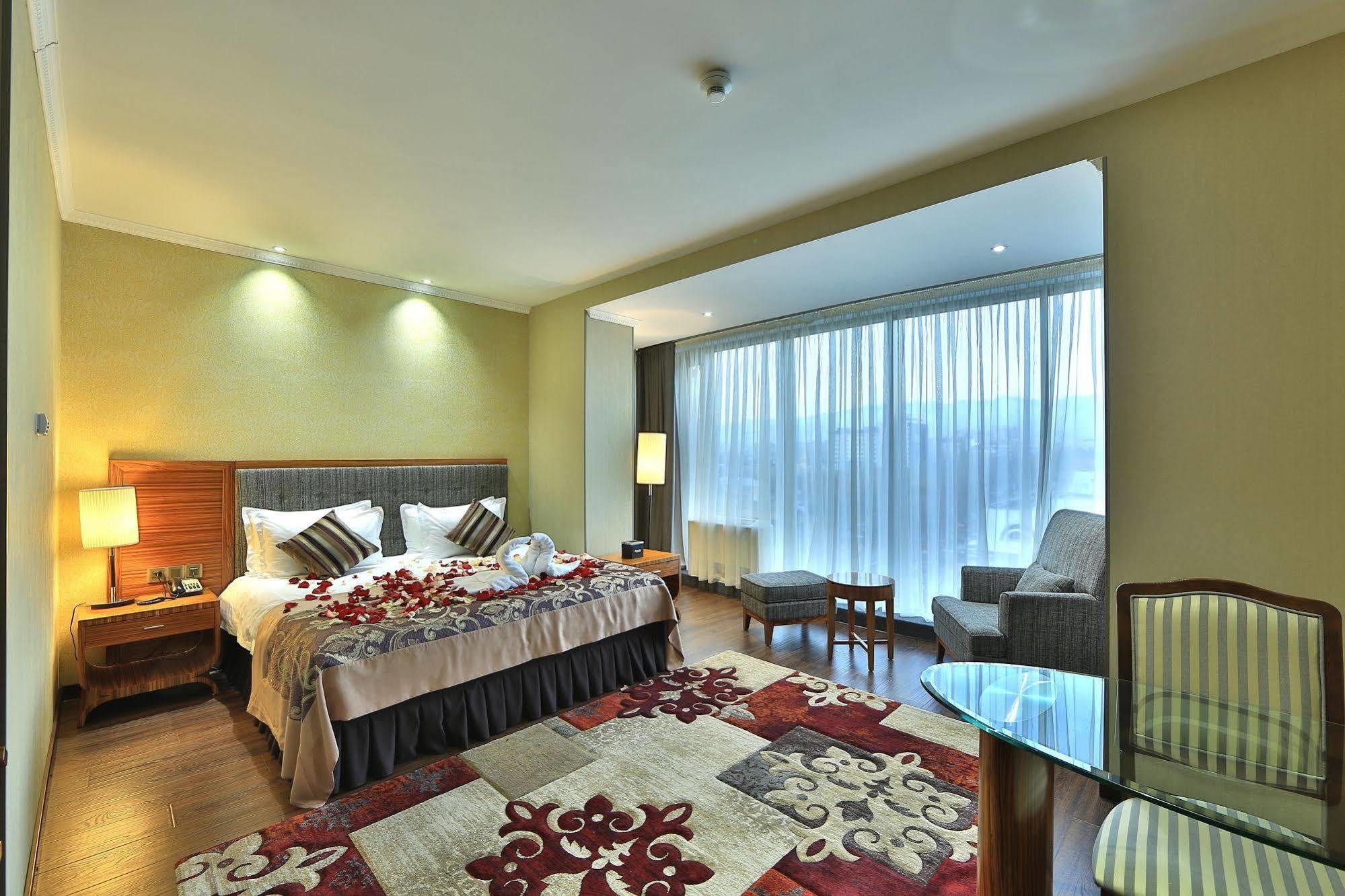 Damas International Hotel Bishkek Exterior foto