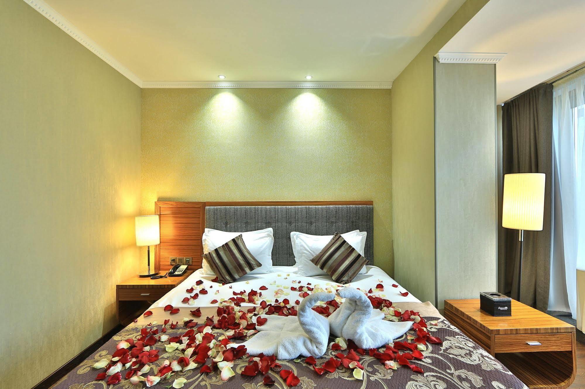 Damas International Hotel Bishkek Exterior foto