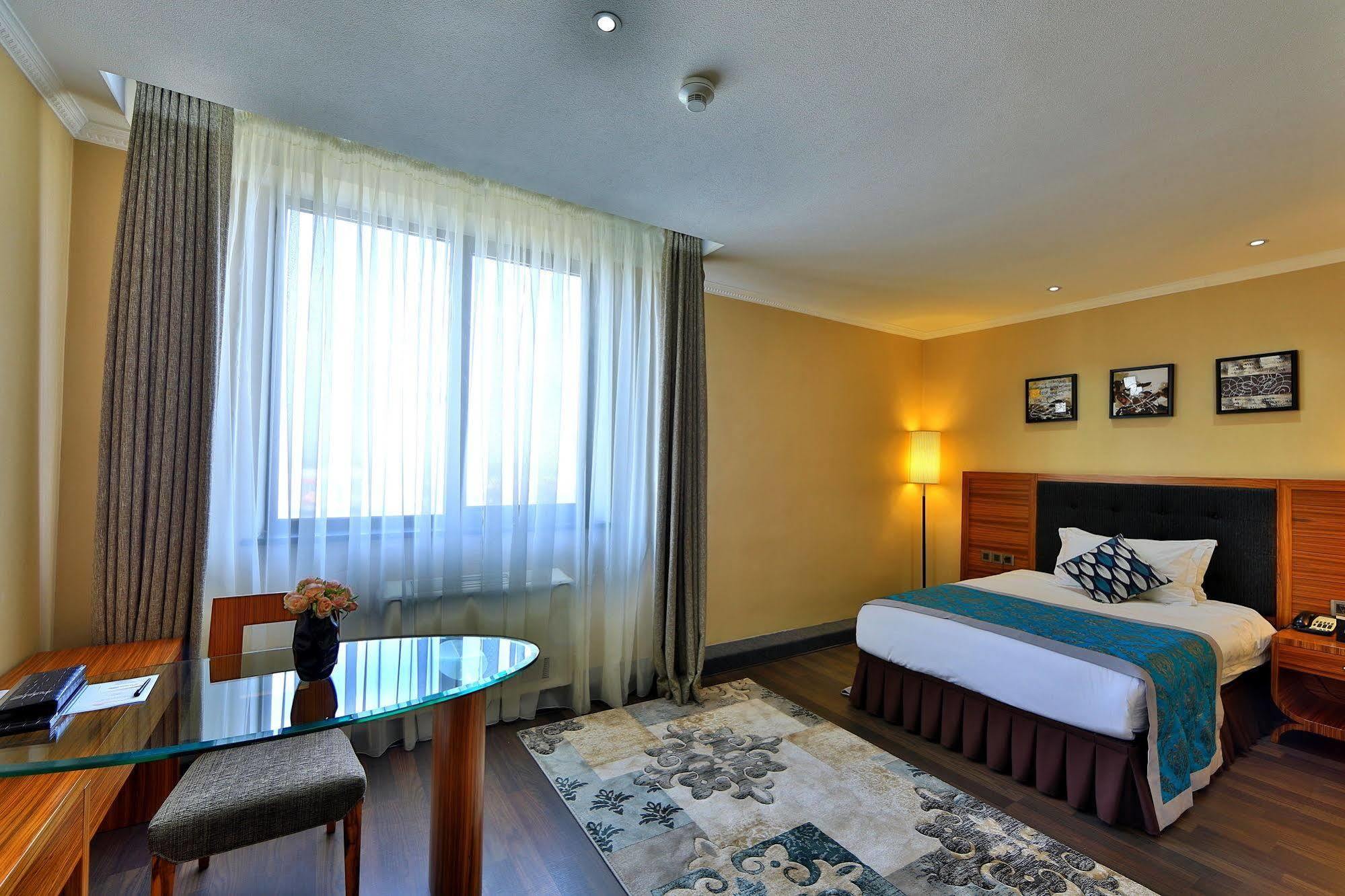 Damas International Hotel Bishkek Exterior foto